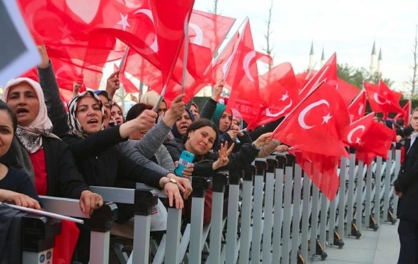 Туреччина застерегла своїх громадян від відвідин Німеччини через антитурецькі настрої на території ФРН. Відповідну заяву опублікувало МЗС Туреччини.
