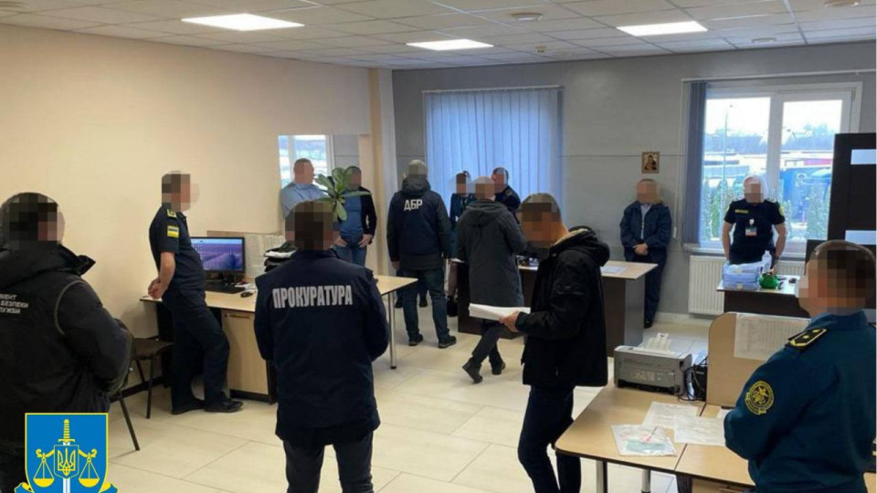 Інспектори митного посту на заході України вносили неправдиві дані до автоматизованої системи митного оформлення