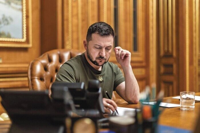 Volodimir Zelenszkij elnök aláírta a mozgósítási korhatár 27 évről 25 évre történő csökkentéséről szóló törvényjavaslatot. A vonatkozó törvénytervezetet tavaly május 30-án fogadta el a parlament.