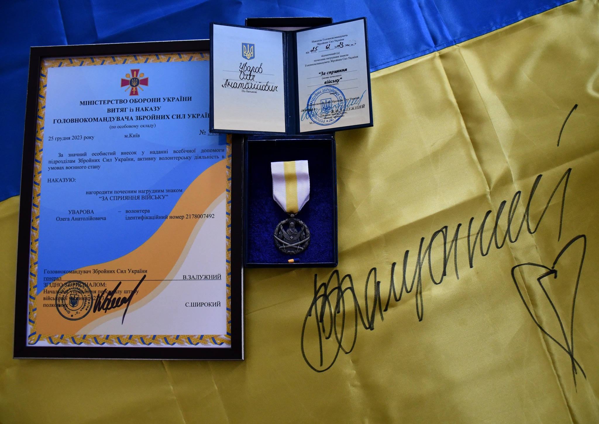 Реабілітація та оздоровлення: закарпатець отримав державну нагороду та "бонус" від Залужного за підтримку військових (ФОТО)