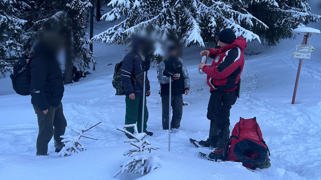 Два дні в засніжених горах: як рятували порушників кордону на Закарпатті (ВІДЕО, ФОТО)