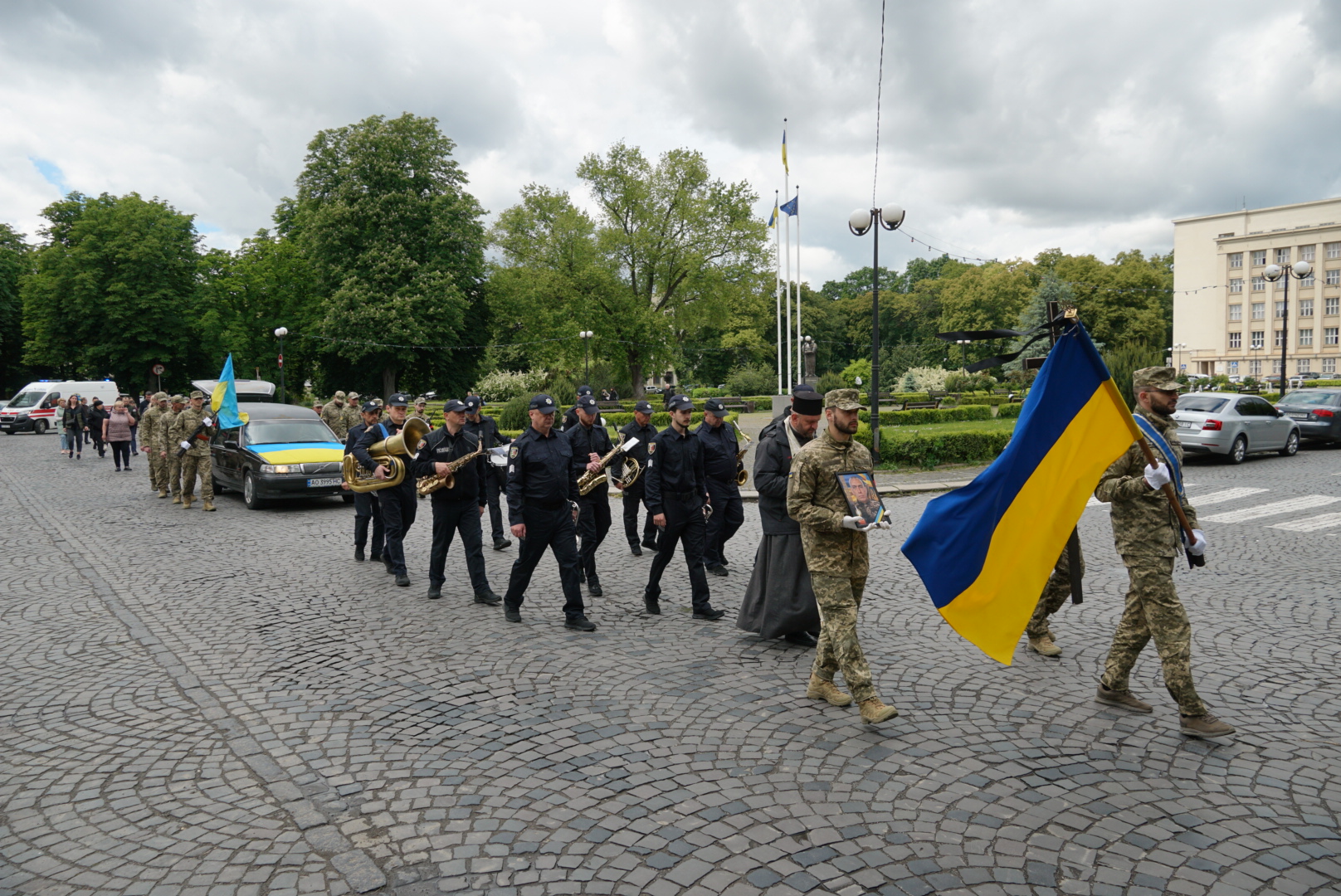 Сира земля стала домом для Героя: закарпатці попрощалася полеглим захисником (ФОТО)