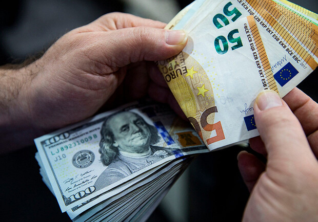 Національний банк України встановив новий офіційний курс гривні до долара та євро на середу, 22 листопада.