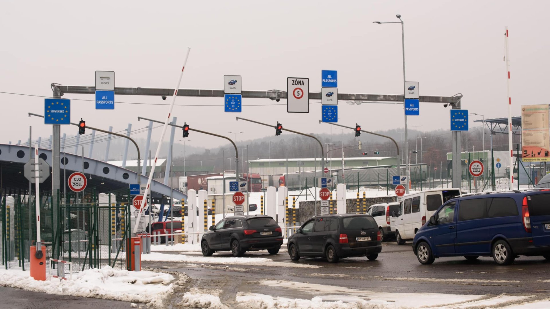 Союз автомобільних перевізників Словаччини прийняв рішення про блокування словацько-українського кордону у пункті пропуску «Вишнє Нємецьке – Ужгород» починаючи з 15:00 1 грудня.
