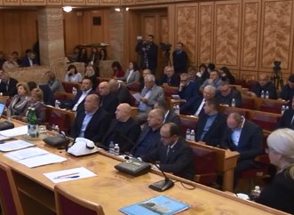 Депутати Закарпатської обласної ради сьогодні зібралися на позачергову сесію.