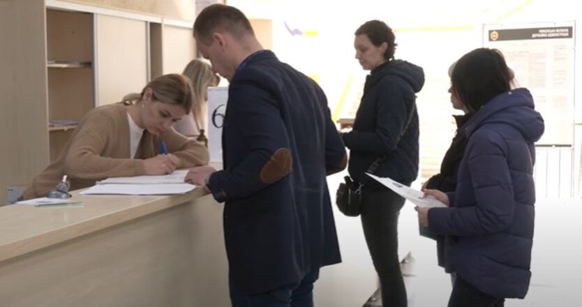 Українцям розповіли, як отримати допомогу новоприбулим біженцям у Польщі.

