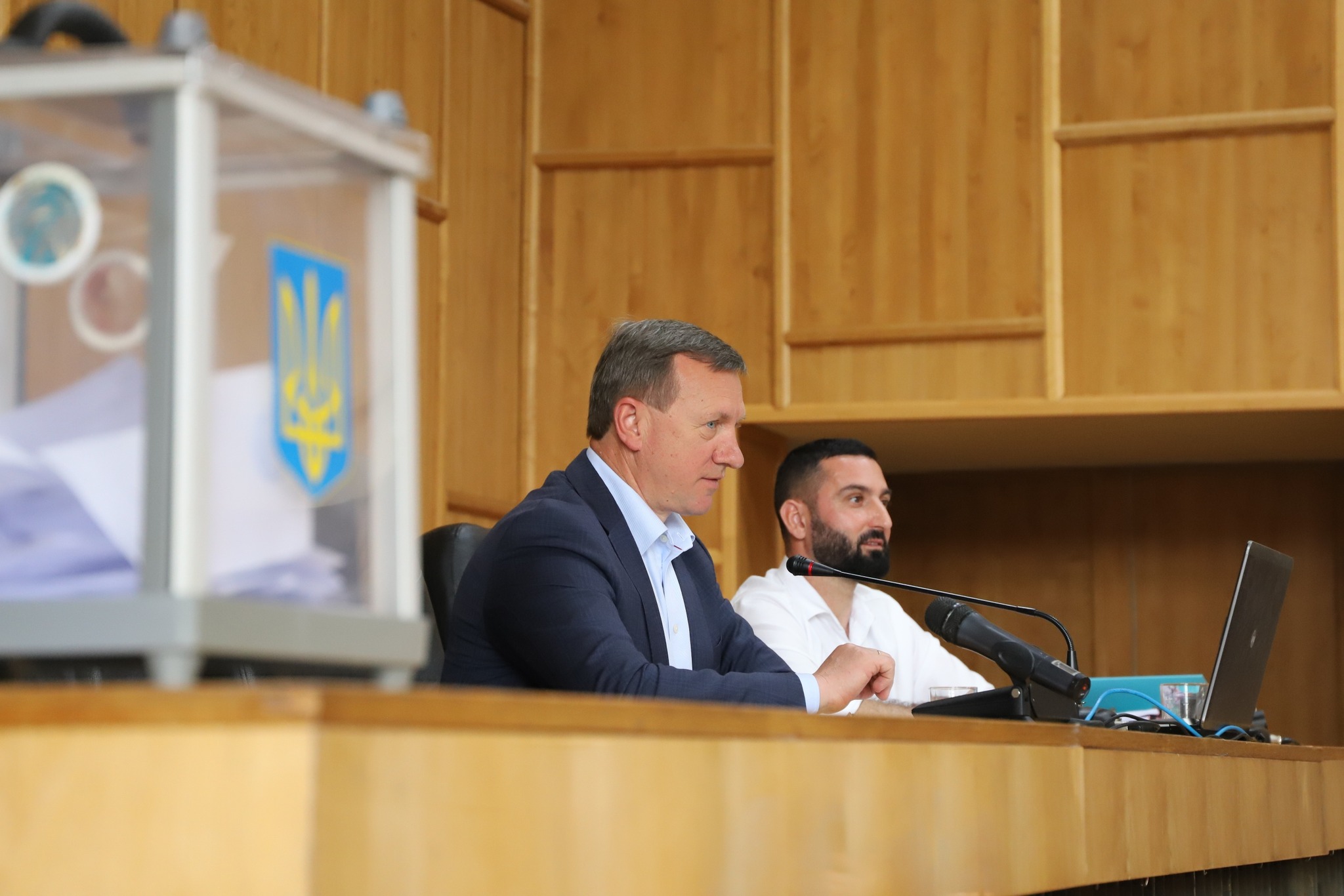 Депутати Ужгородської міськради проголосували за відставку секретаря ради Арсена Мелкумяна.