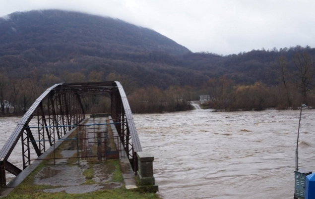 З відлигою на річках Закарпатської області продовжує утримуватися зависокий рівень води.