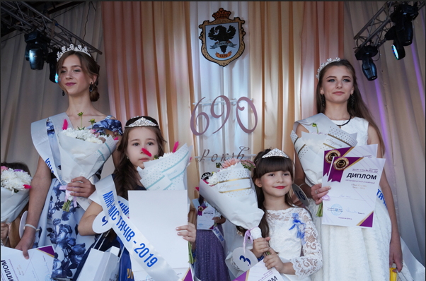 14 вересня у Тячеві відбулося традиційне сценічне шоу «Міні-міс» та «Юна міс-Тячів-2019».