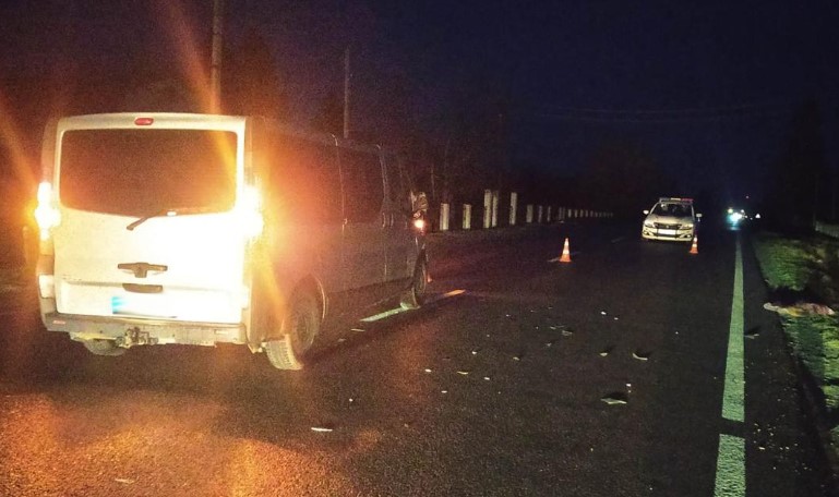 Пішохід загинув внаслідок наїзду мікроавтобуса: відомо подробиці страшної ДТП на Заході України (ФОТО)