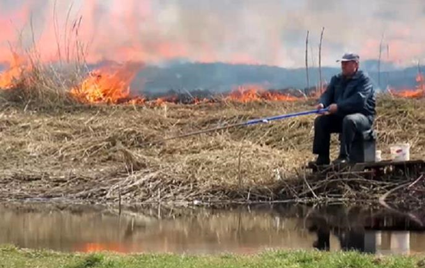 Очевидець зняв ролик, як під час пожежі сухостою в заплаві річки один з рибалок незворушно продовжував своє заняття.
