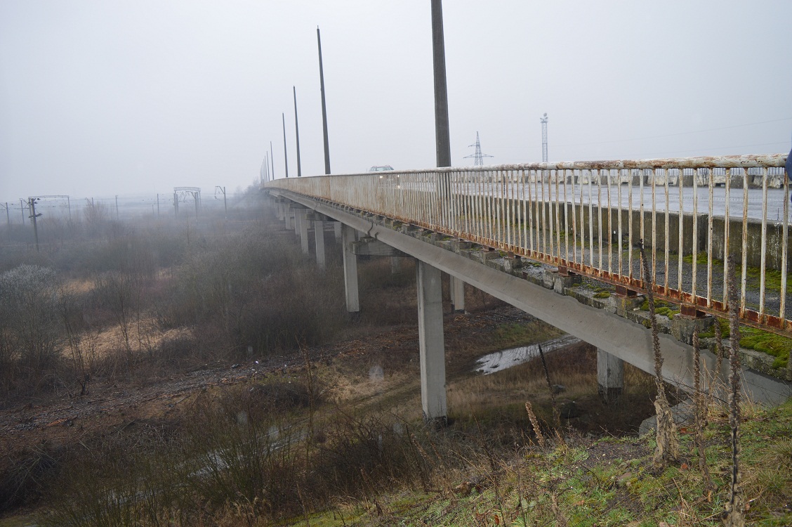 Зданий в експлуатацію в 1982 році міст на автодорозі міжнародного значення М-25 при в’їзді в селище Батьово (Берегівський район) поступово руйнується.