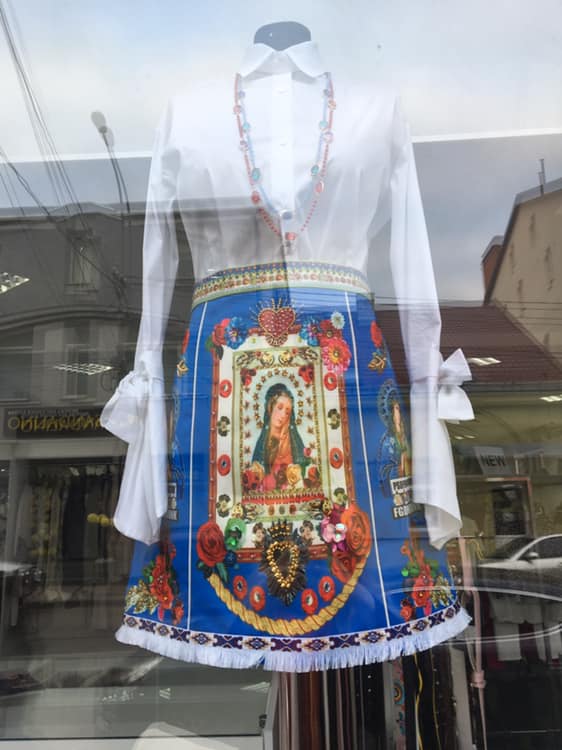 В мережі обговорюють модний одяг, який продають в Ужгороді.