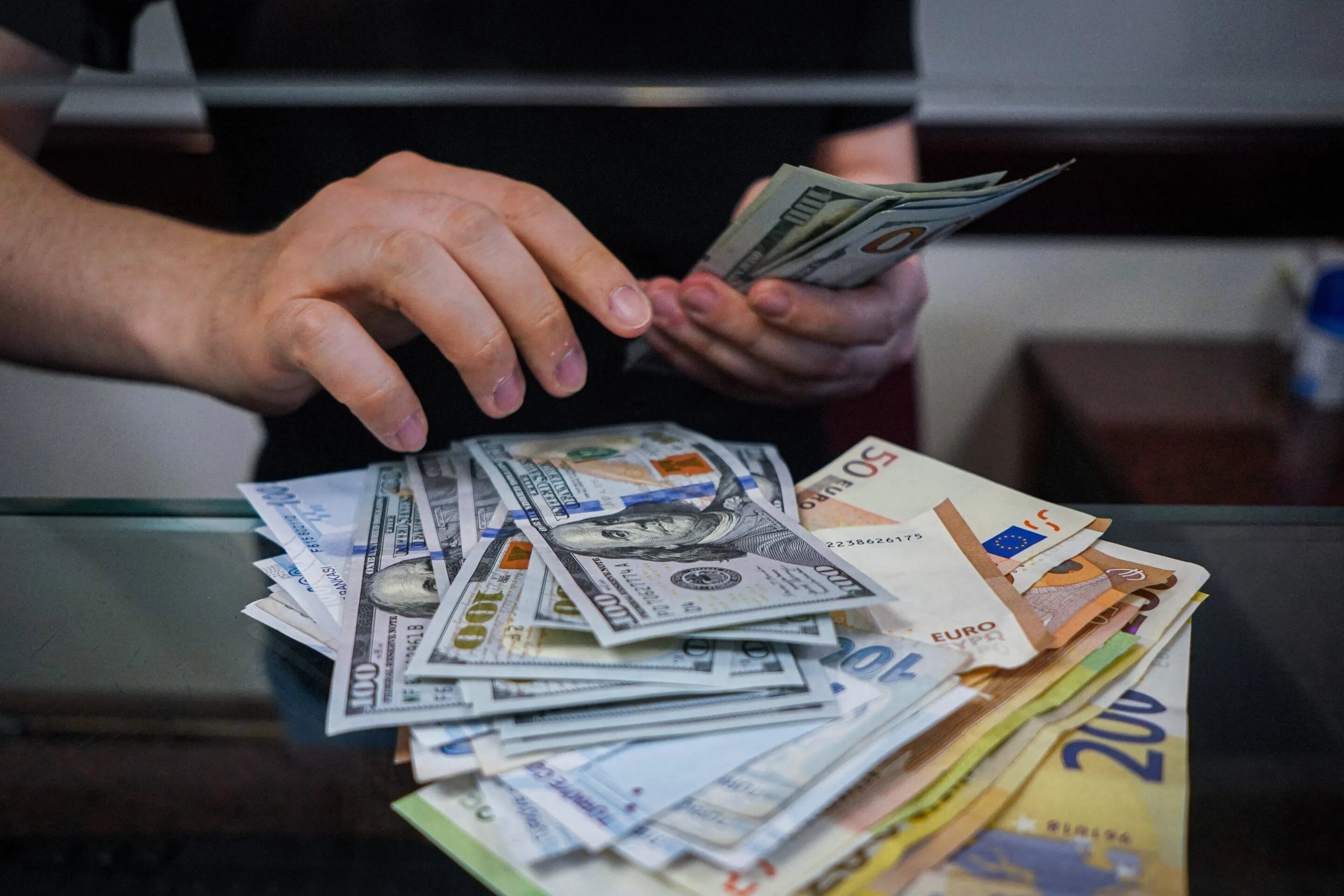 Готівковий курс долара до гривні в банках України у середу, 7 лютого, збільшився на 2 копійок – 38,07 грн за долар в середньому. Продати американську валюту в банках сьогодні можна в середньому за курсом 37,55 грн за долар.