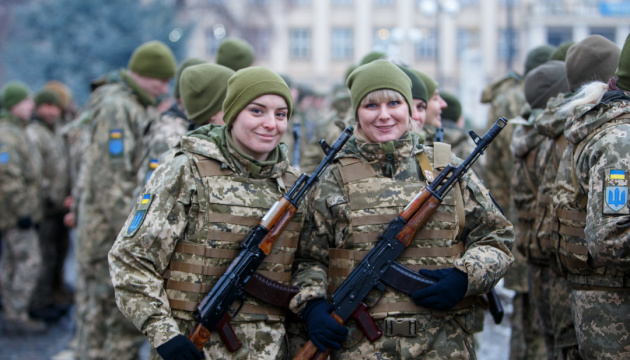 Скільки жінок служать у ЗСУ: відповідь Міноборони