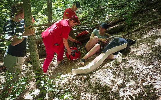 Операція “порятунок” у горах: 19-річна дівчина потрапила у біду неподалік водоспаду Шипіт (ФОТО)