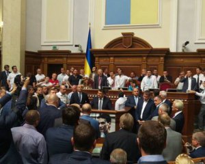 Прем'єр-міністр Володимир Гройсманне вносить кандидатуру Уляни Супрунна посаду міністра охорони здоров'я через недостатню кількість голосів для її підтримки у парламенті.