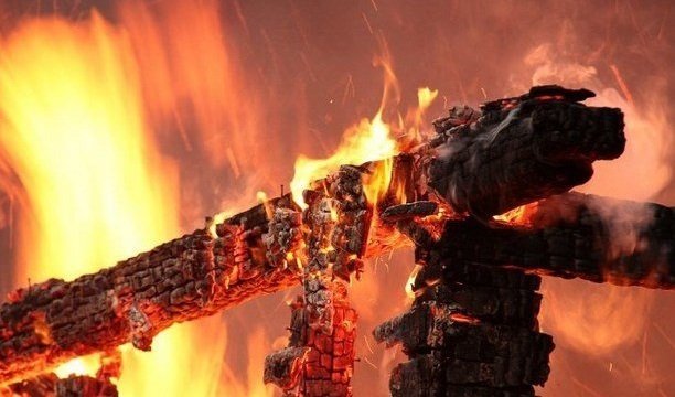 На Закарпатье пожар уничтожил хозяйственную постройку: задействованы три единицы техники