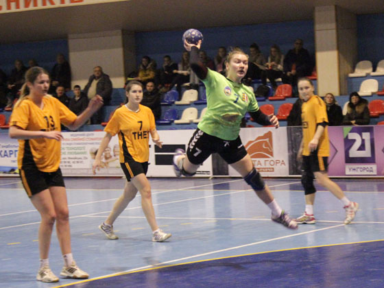 У другому поєдинку чергового туру жіночої Суперліги з гандболу ужгородські «Карпати» переграли одвічного суперника з рахунком 30:24.