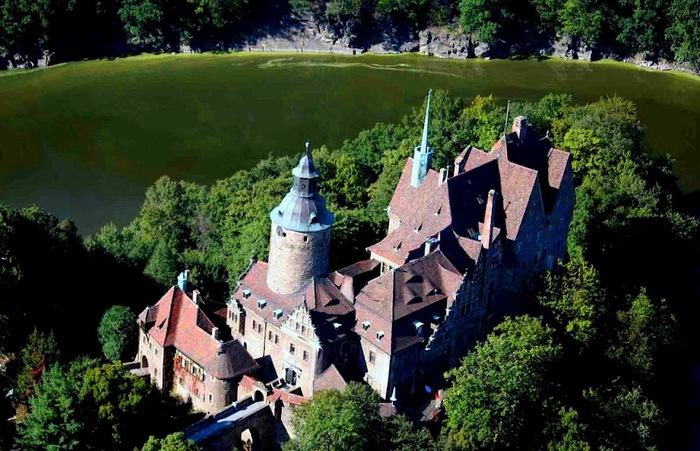 Польські фани книг і фільмів про Гарі Поттера почали збирати кошти на придбання замку «Czocha» поблизу чеського кордону. 