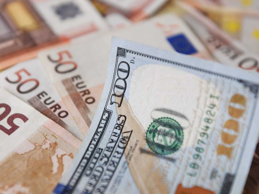 Національний банк України встановив на вівторок, 12 березня, офіційний курс долара до гривні на рівні 38,38 грн/дол., таким чином, гривня послабилася на 24 копійки, порівняно з понеділком.