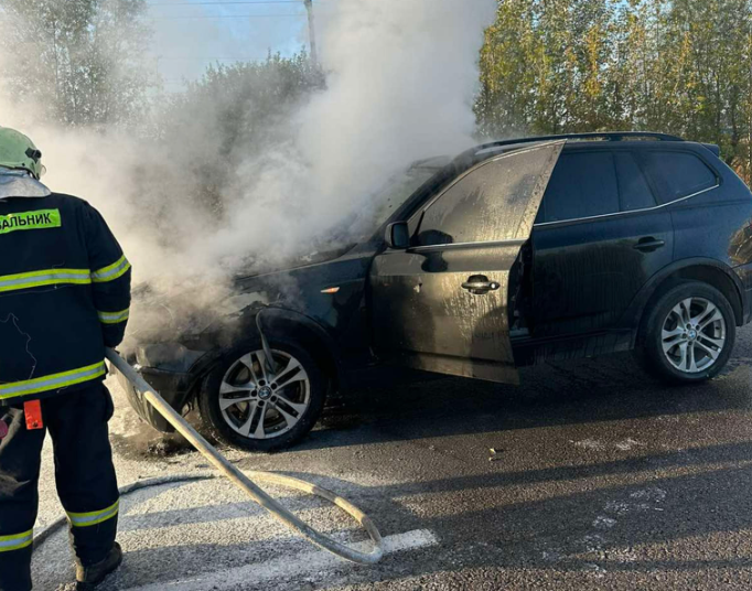 На Закарпатті вогнеборці врятували BMW від повного знищення: деталі пожежі (ФОТО)