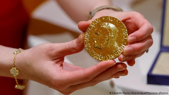 Дмитро Муратов продав нобелівську медаль за 103,5 млн. доларів.