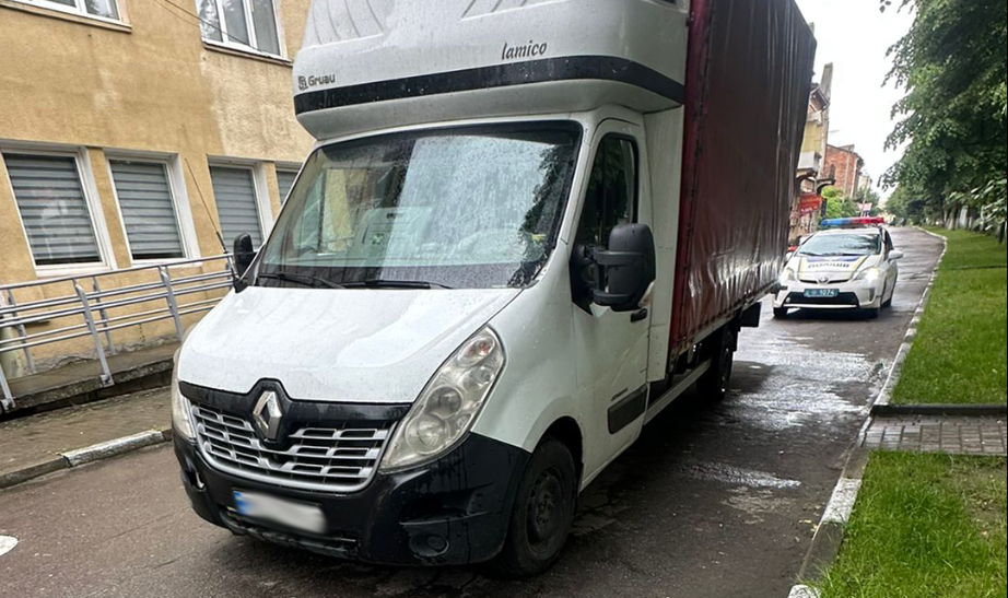 88-річна жінка потрапила під колеса автомобіля Renault Master: подробиці ДТП (ФОТО)