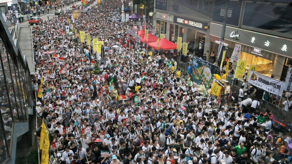 П'ятий день поспіль в Гонконзі тривають акції протесту, учасники яких вимагають демократизації виборчої системи. У ніч на вівторок демонстранти почали споруджувати барикади і запасатися водою і продуктами, готуючись до тривалої акції.
