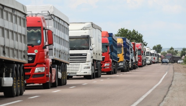 Сьогодні в електронній черзі вантажівок, які очікують на перетин кордону, перебуває понад 2000 транспортних засобів.
