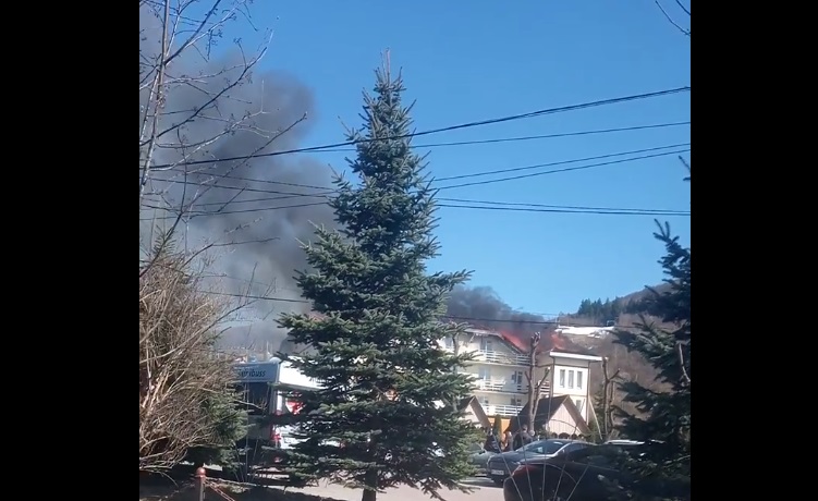 Палає будівля готелю в селі Поляна.