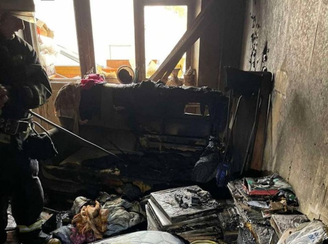 В Одесі рятувальники після ліквідації пожежі 20 грудня у квартирі знайшли тіла двох людей та кота.

