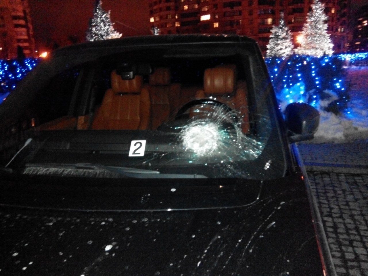 Депутат фракции Радикальной партии Андрей Лозовой сообщил о нападении на автомобиль другого члена фракции Сергея Рыбалки.