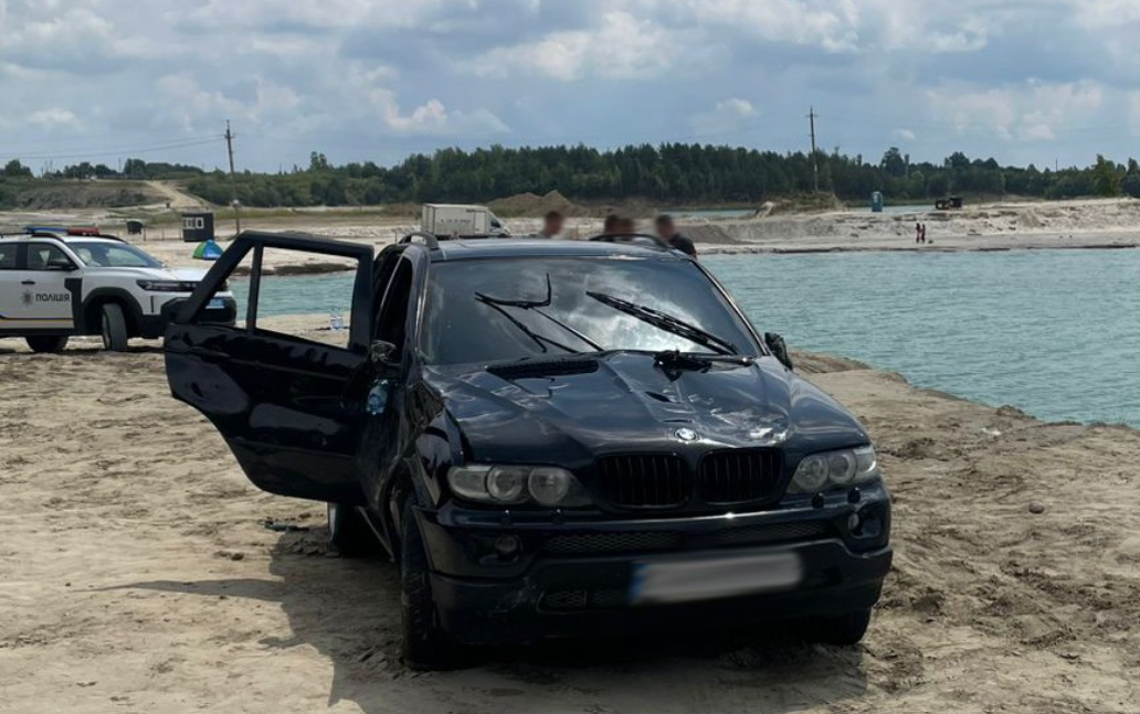 Водій BMW X5 злетів у кар’єр і втопив 40-річного пасажира: деталі смертельної ДТП (ФОТО)