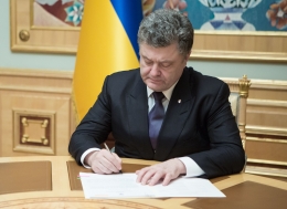 Порошенко погодив спрощення закупівель для будівництва оборонки