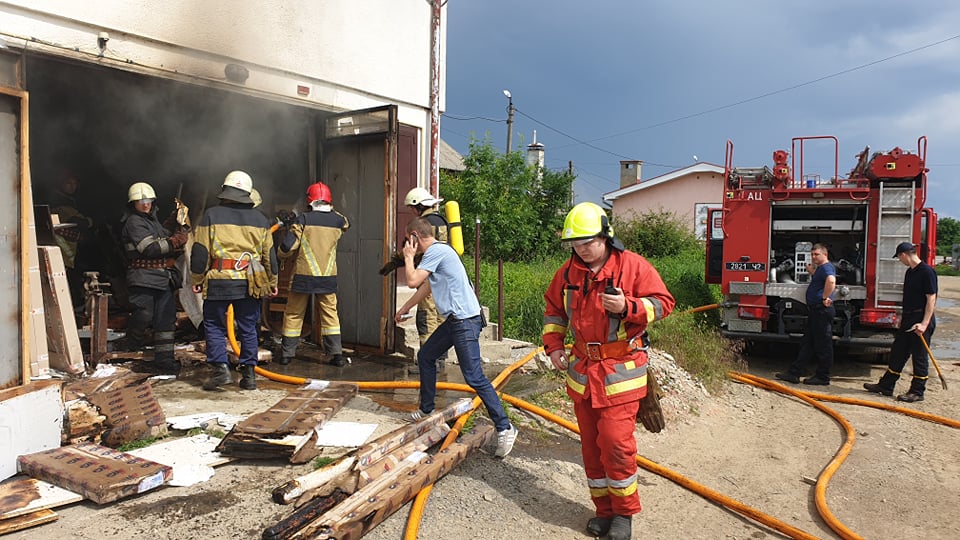 06 червня о 16:20 до рятувальників надійшло повідомлення про пожежу на
вул. Ринкова, що в м. Ужгород. Об’єктом займання стало складське приміщення магазину.