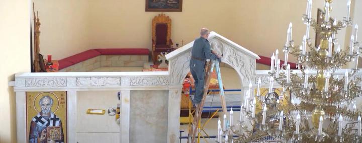 Це єдина така пам’ятка на Закарпатті. Митець працює над виготовленням  іконостасу з каменю для місцевого греко-католицького храму.
