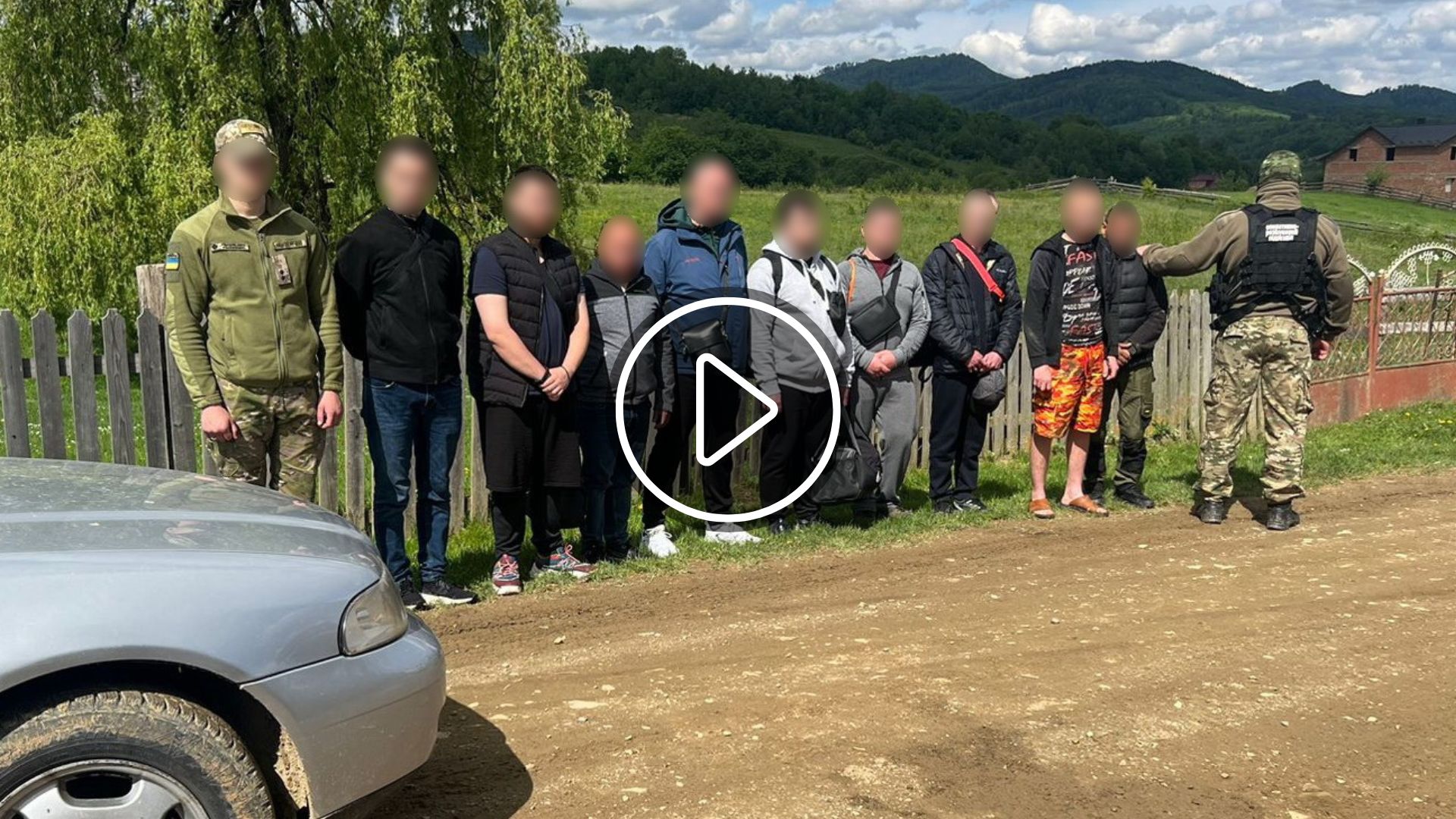 Прикордонники виявили "готель" на колесах: легковик з 9 пасажирами у три яруси прямував до Румунії (ВІДЕО)
