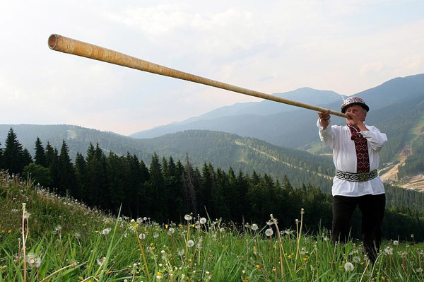 У цьому музичному інструменті живе душа українських гір. Трембіта є найдовшим інструментом світу, його довжина від 3 до 8 метрів. 