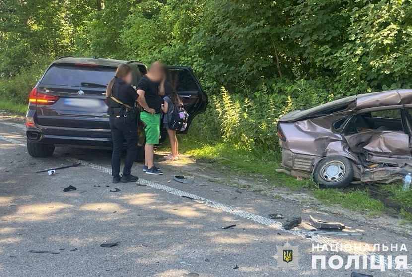 Страшная авария на трассе Киев-Чоп: водителя «Тойоты» госпитализировали после столкновения с «БМВ »