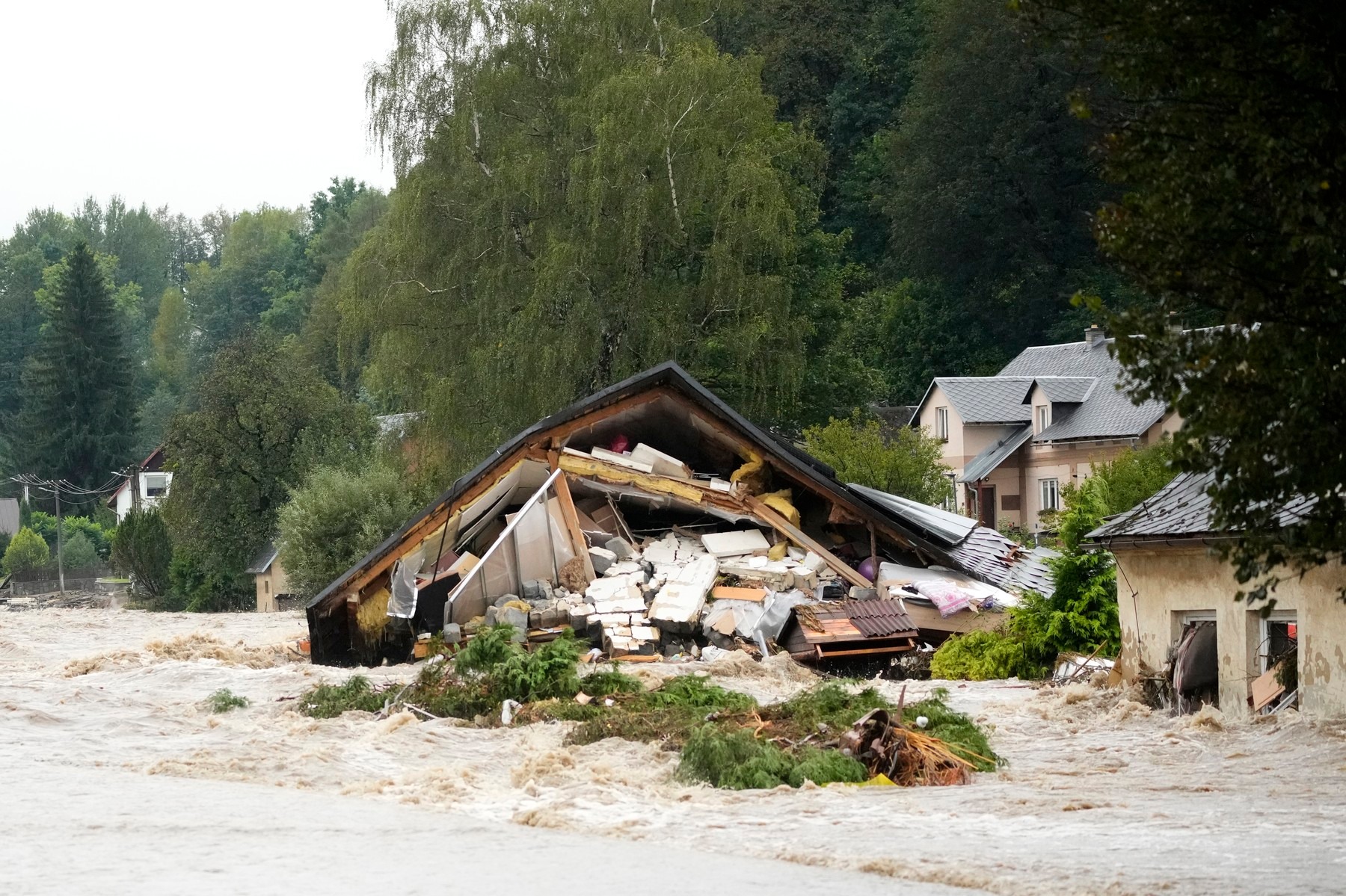 "Це апокаліпсис": у Чехії вода почала зносити цілі села та будинки (ФОТО)