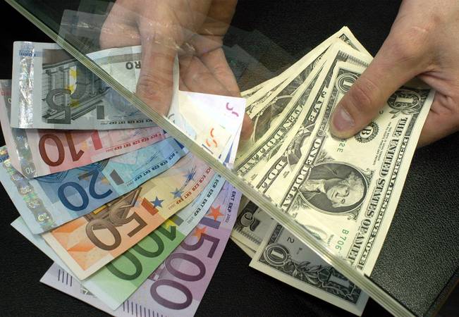 Національний банк України зміцнив на 12 копійок офіційний курс гривні до долара. При цьому курси євро і рубля регулятор практично не змінив.
