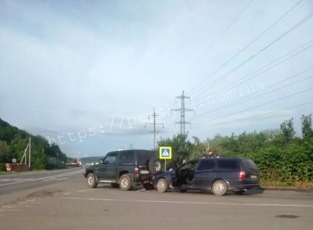 ДТП сталося сьогодні, 20 травня, близько 19.00 години на виїзді з Мукачева, на трасі Київ-Чоп.