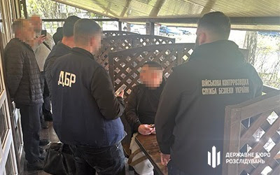 Сотрудники ГБР во взаимодействии со Службой безопасности Украины вручили уведомление о подозрении военнослужащему территориального управления Службы военного правопорядка ВСУ во Львовской области.