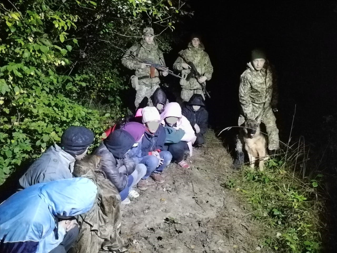 Десятеро азіатів, які мали намір дістатись Словаччини незаконним шляхом, затримали сьогодні вночі прикордонники Чопського загону.