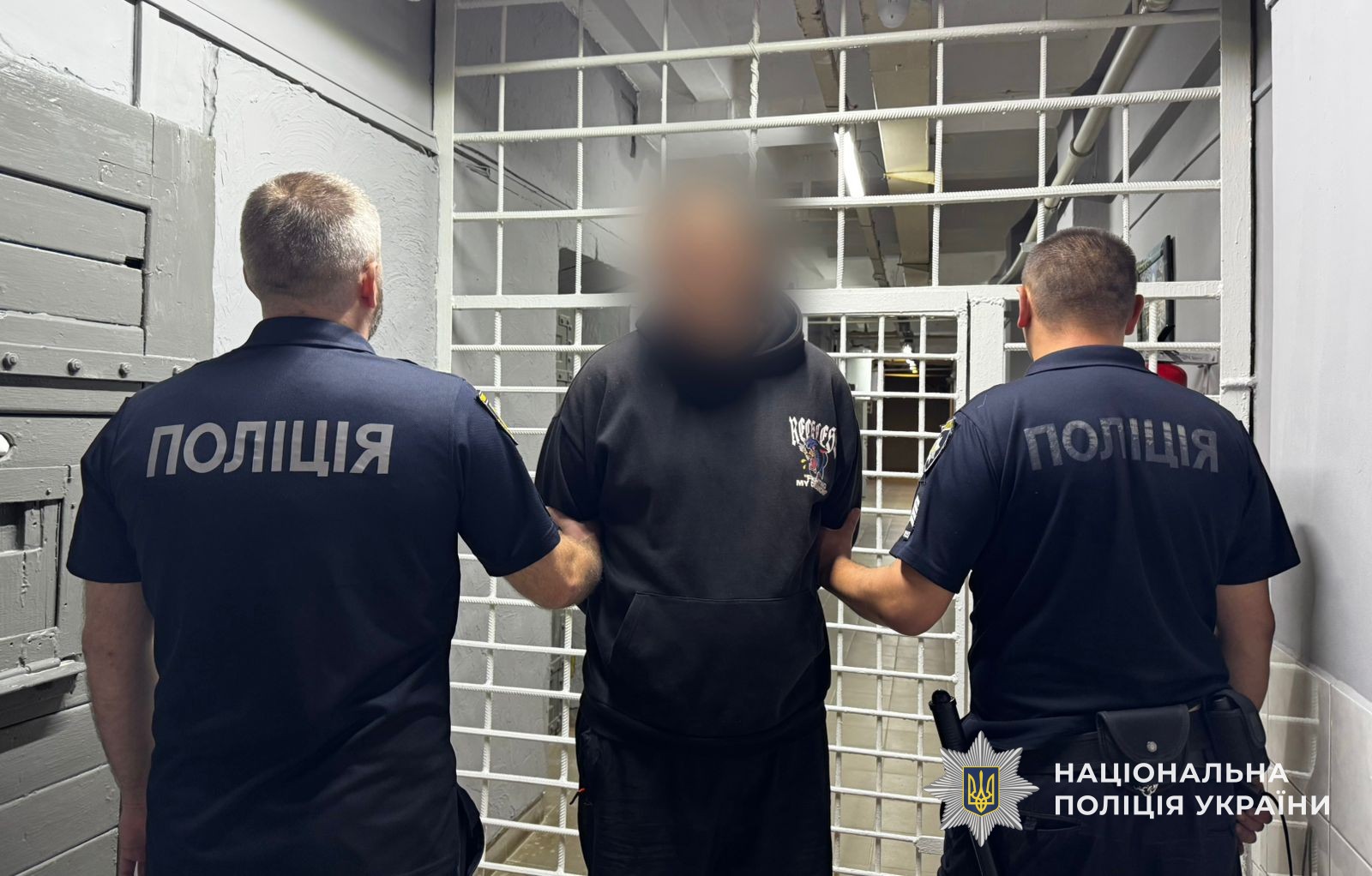 Малюнок до статті Напад у центрі Ужгорода: двоє молодиків пограбували чоловіка і надкусили йому вухо (ФОТО)%