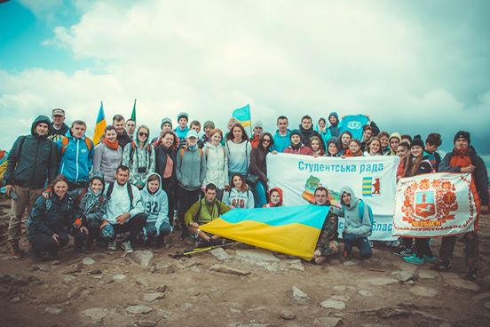 К Дню Конституции и Дню молодежи областная власть подарила молодежи традиционную поездку на самую высокую вершину Украины - г.Говерла