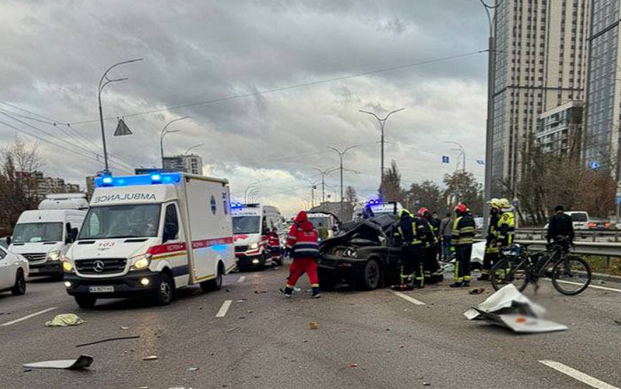 Ранкова трагедія: автобус протаранив машини, є загиблі та тяжко поранені (ФОТО)