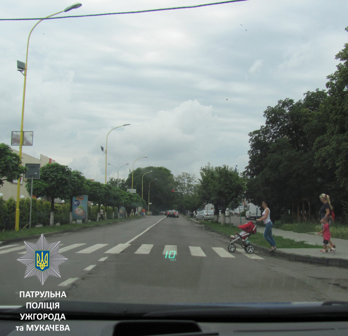 Люди з обмеженими можливостями не можуть подолати більшість пішохідних переходів Ужгорода