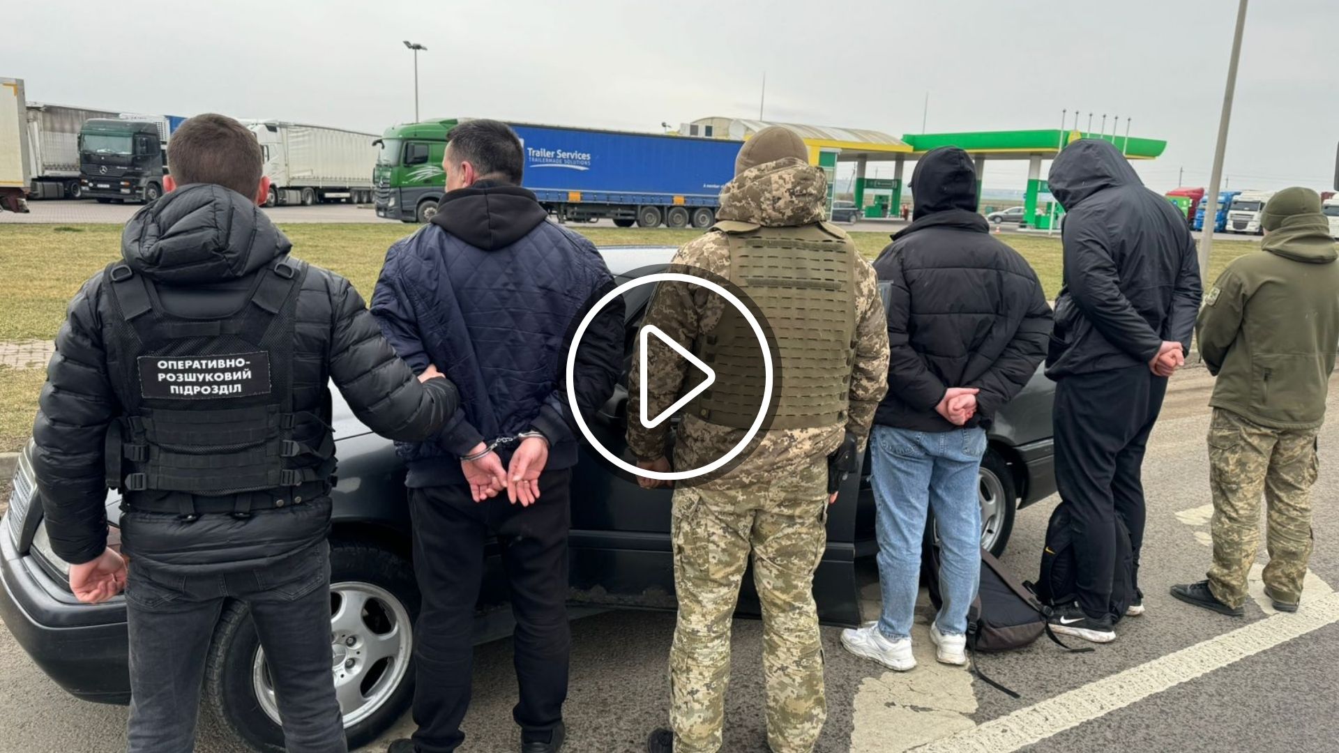 Border guards of the Chernivtsi detachment detained two men near the border with Romania, who paid 9,000 euros each for an illegal route that they could not overcome.